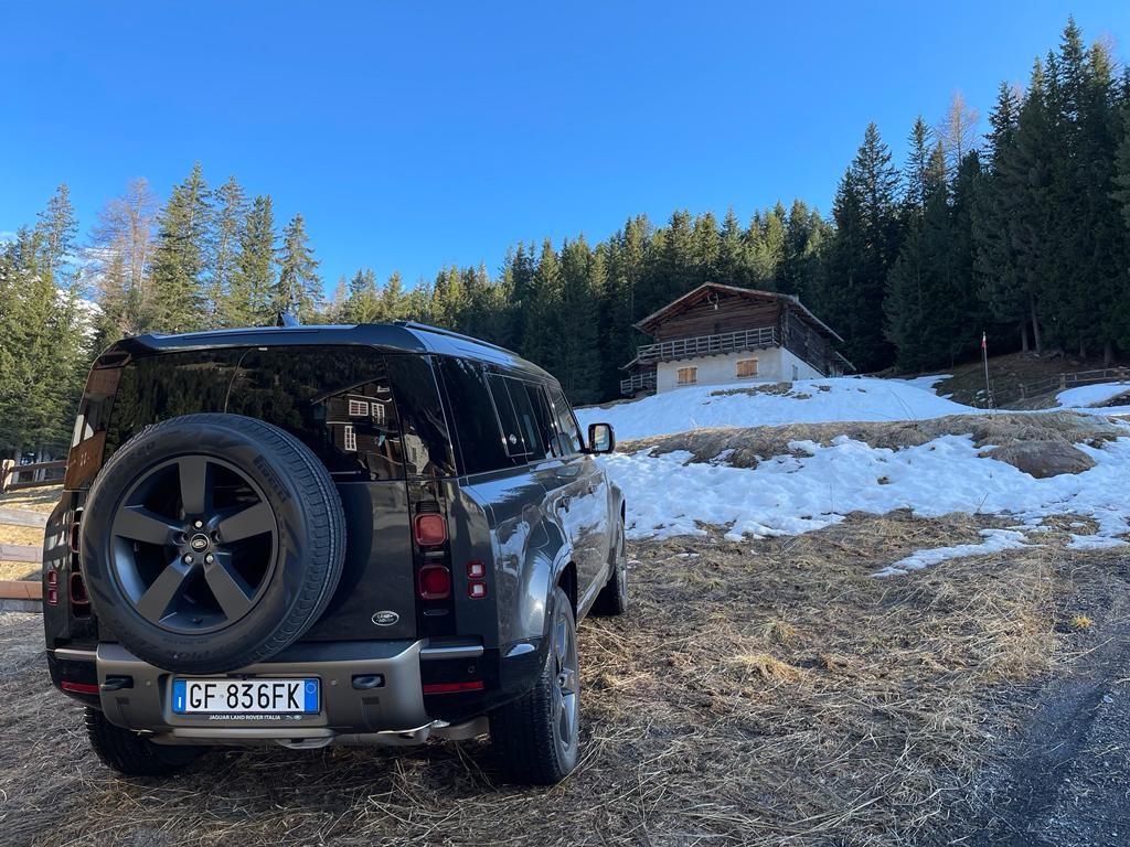 Land Rover Defender P400e: la prova