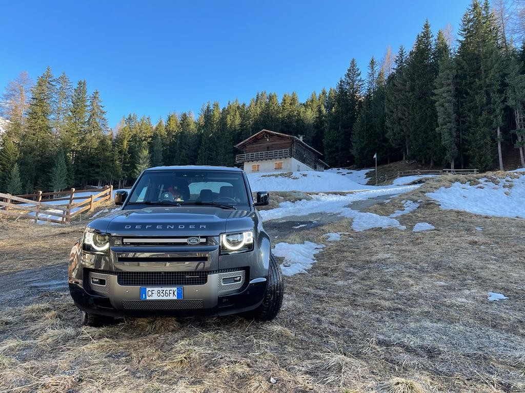 Land Rover Defender P400e: la prova