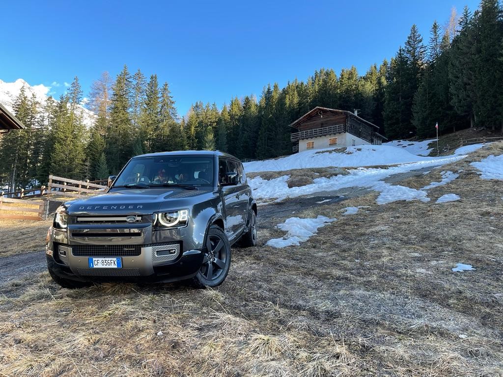 Land Rover Defender P400e: la prova