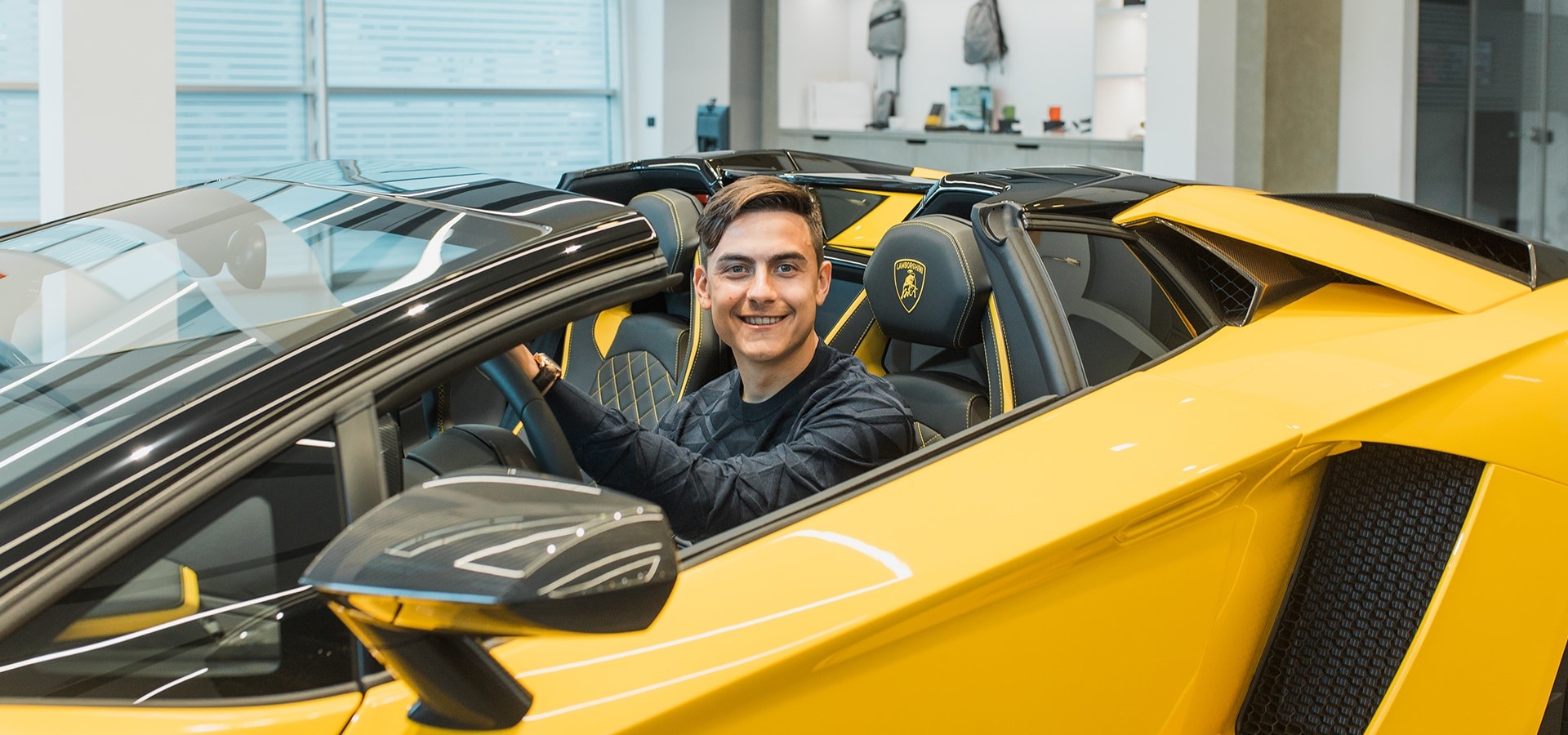 Lamborghini: le immagini di Dybala con l'Aventador S Roadster