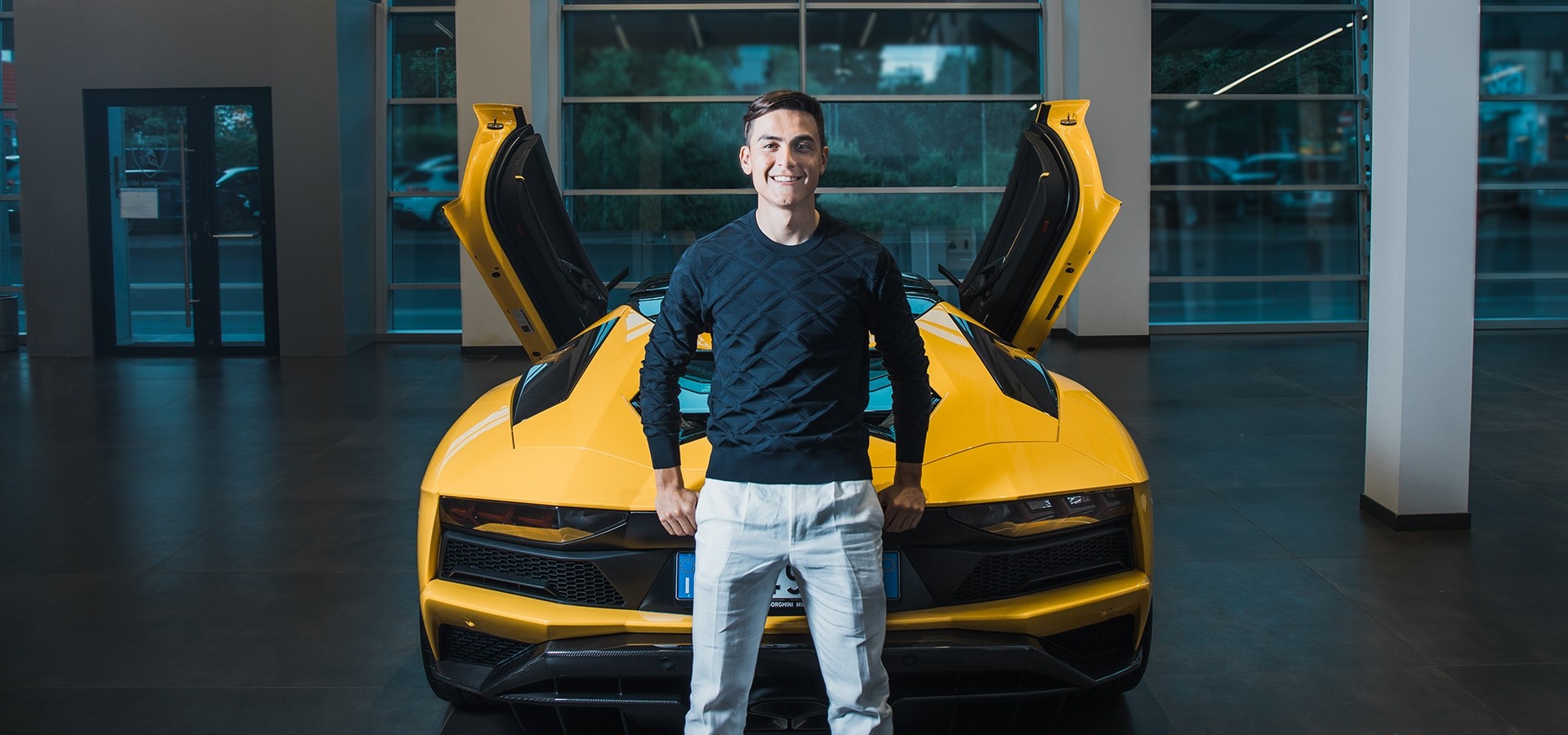 Lamborghini: le immagini di Dybala con l'Aventador S Roadster