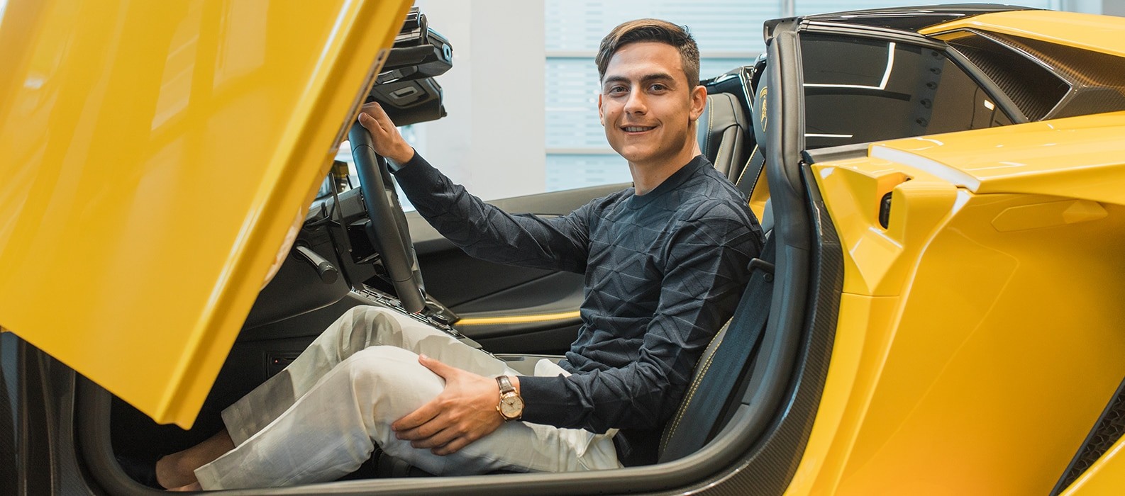 Lamborghini: le immagini di Dybala con l'Aventador S Roadster