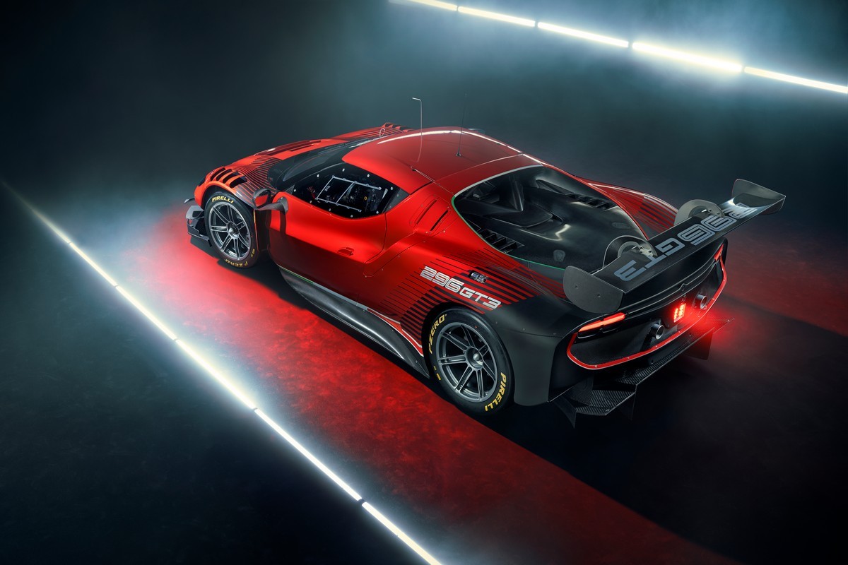 Ferrari 296 GT3: immagini ufficiali