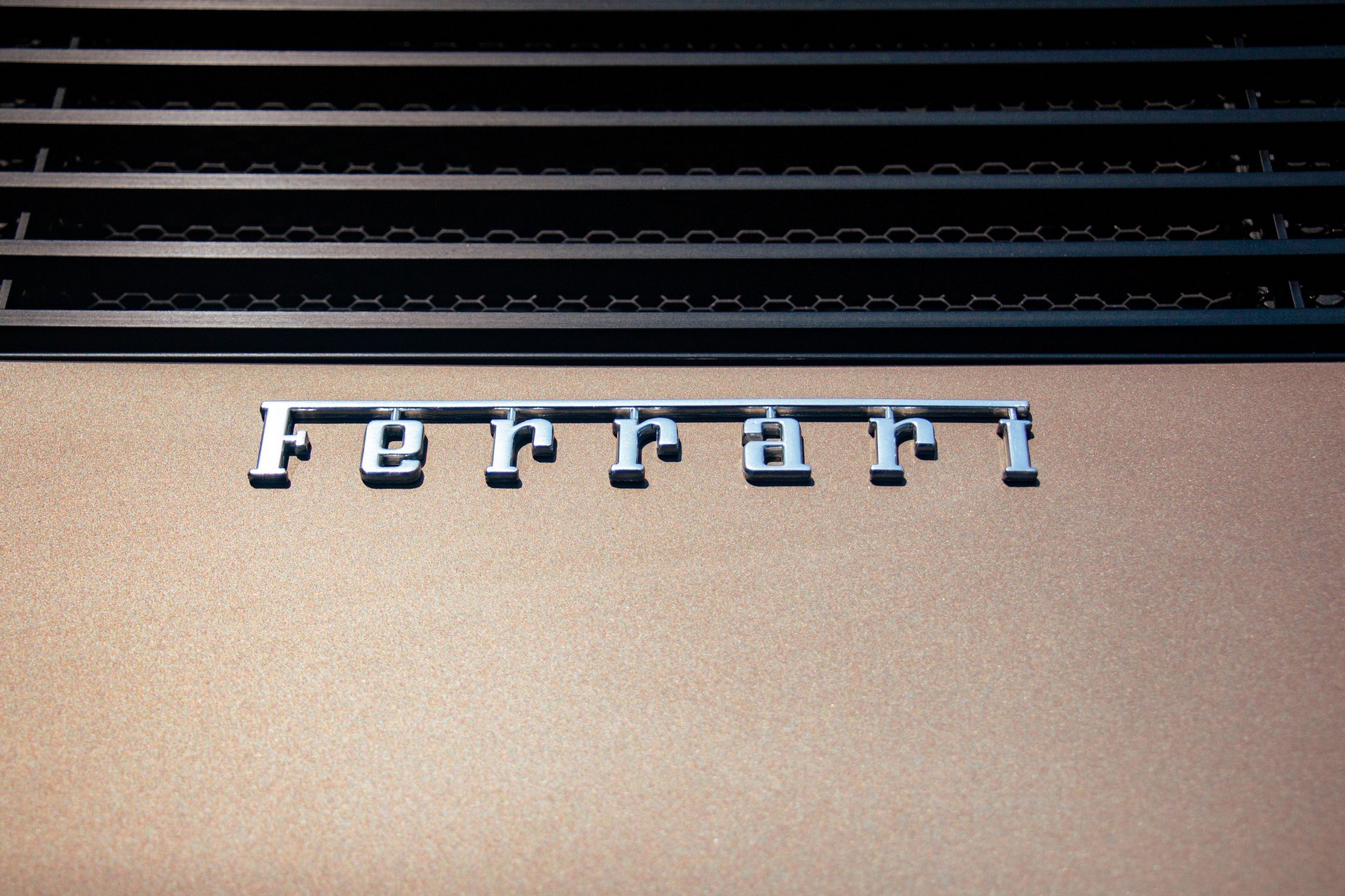 Ferrari Testarossa marrone metallizzato: le immagini