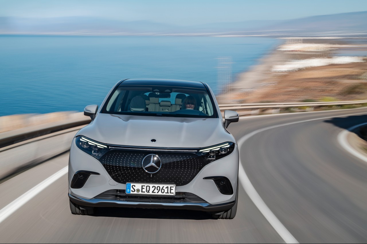 Mercedes EQS SUV 2023: nuove immagini ufficiali