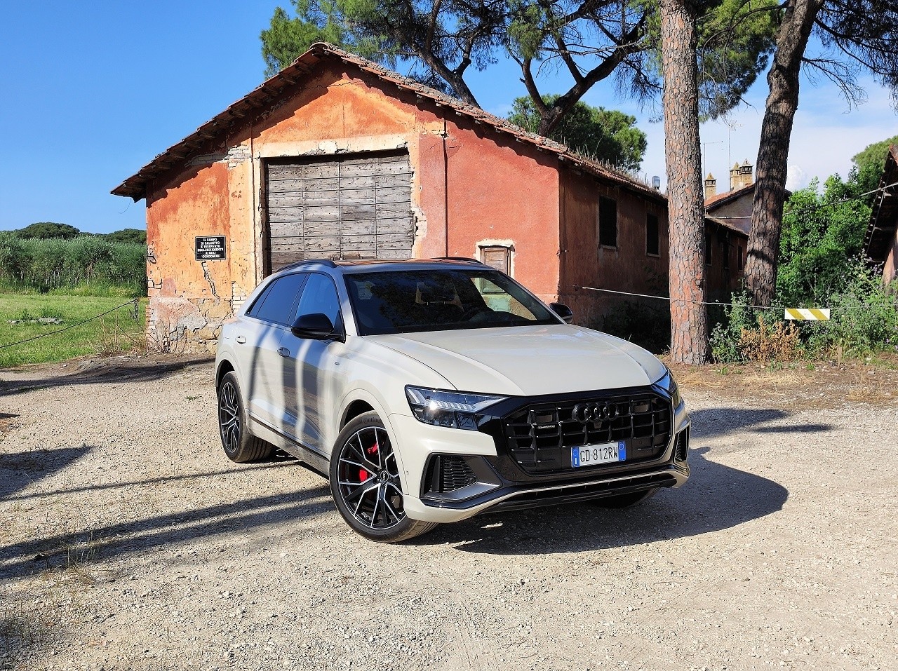 Audi Q8 60 TFSI e Quattro: le immagini della prova su strada