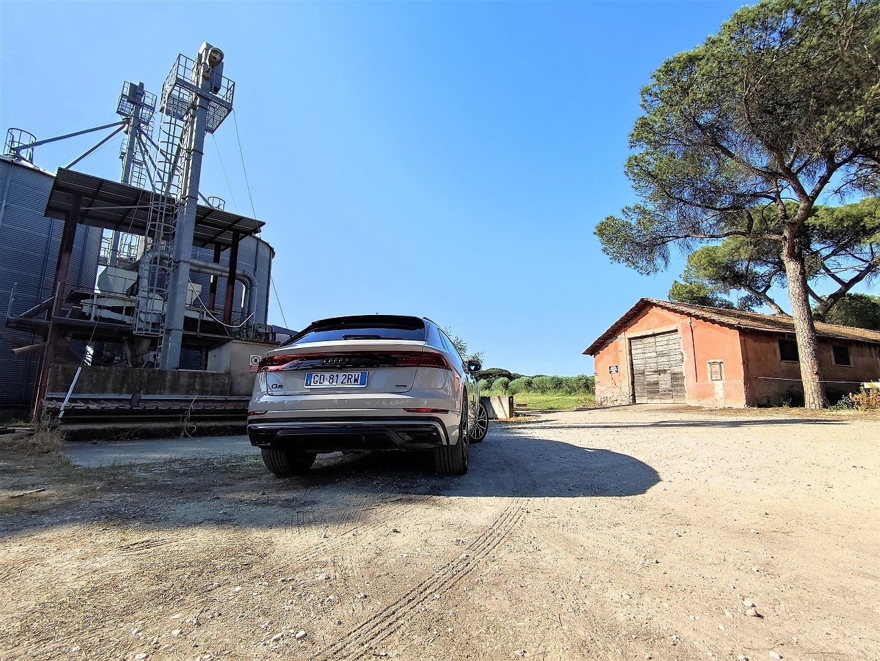 Audi Q8 60 TFSI e Quattro: le immagini della prova su strada