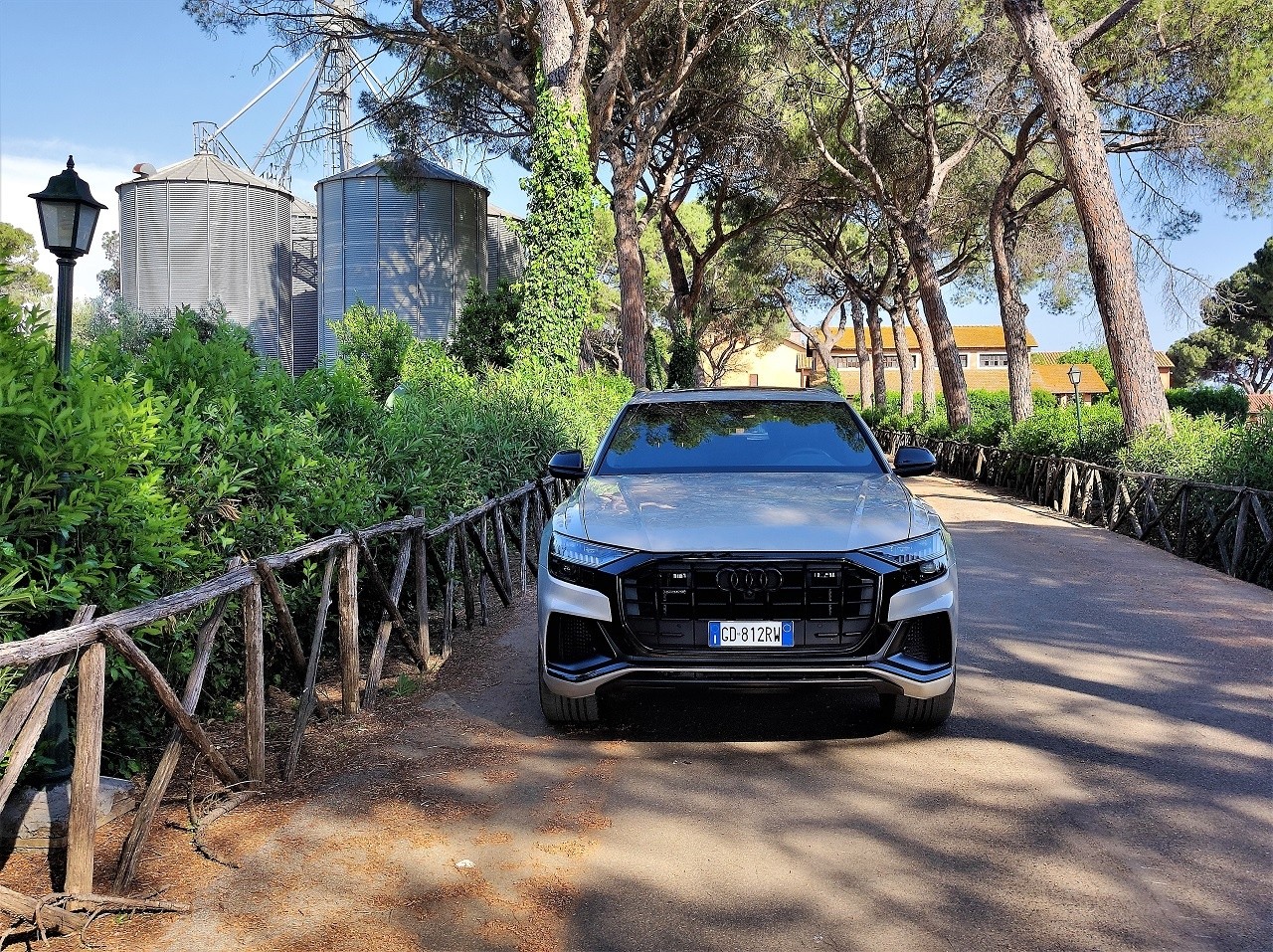 Audi Q8 60 TFSI e Quattro: le immagini della prova su strada