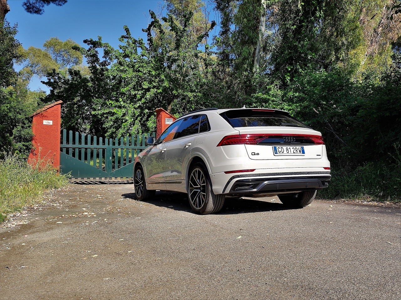 Audi Q8 60 TFSI e Quattro: le immagini della prova su strada