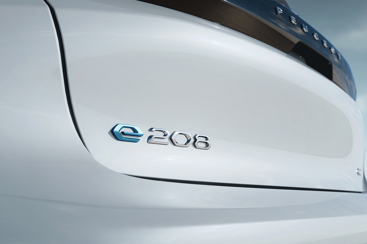 Peugeot e-208 2023: le foto