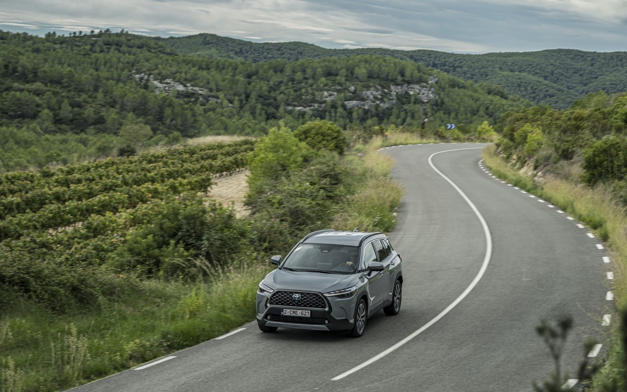 Toyota Corolla Cross: le immagini della prova su strada