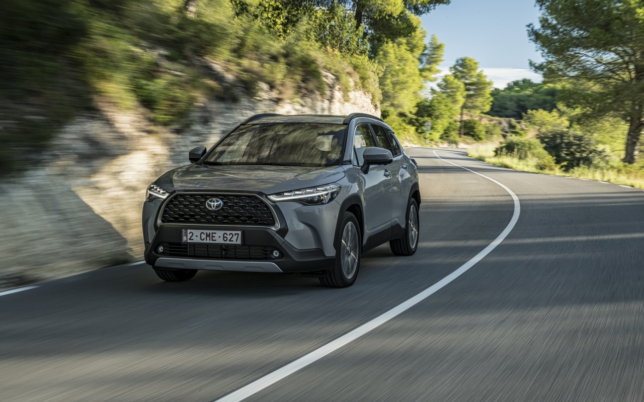 Toyota Corolla Cross: le immagini della prova su strada