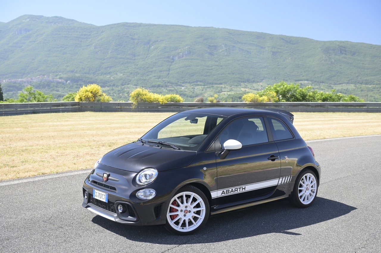 Abarth 695 Essesse: la prova su strada e in pista