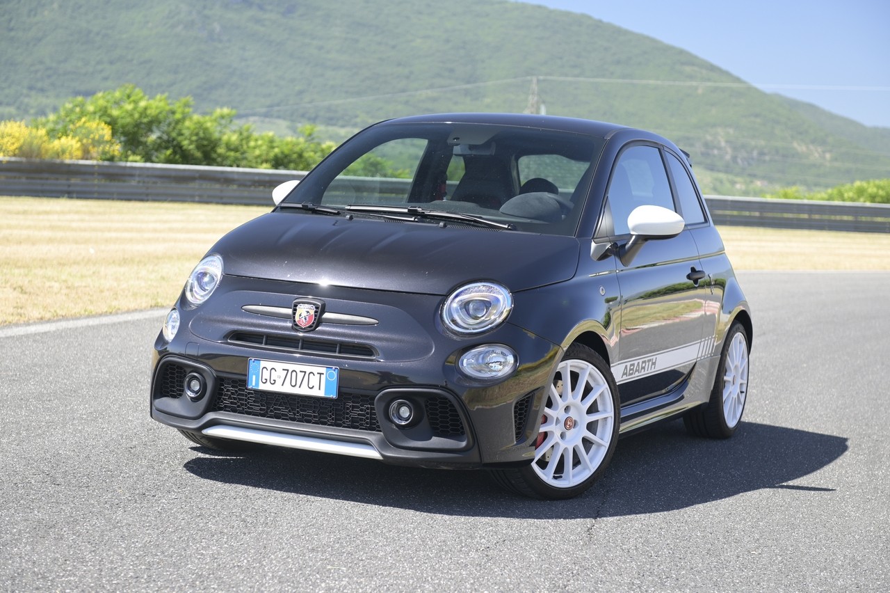 Abarth 695 Essesse: la prova su strada e in pista