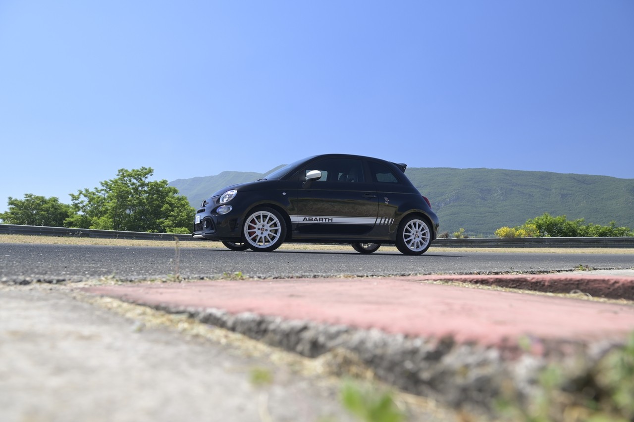 Abarth 695 Essesse: la prova su strada e in pista