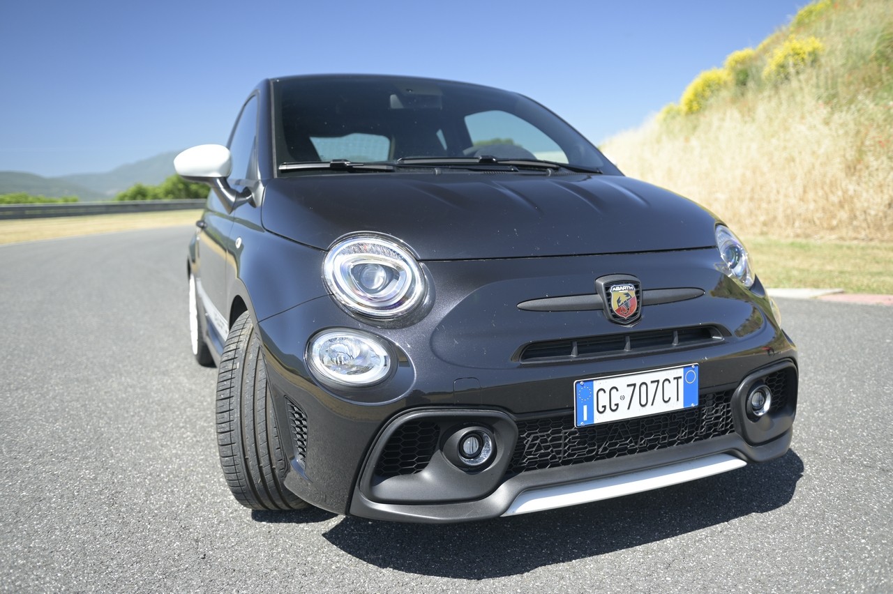 Abarth 695 Essesse: la prova su strada e in pista