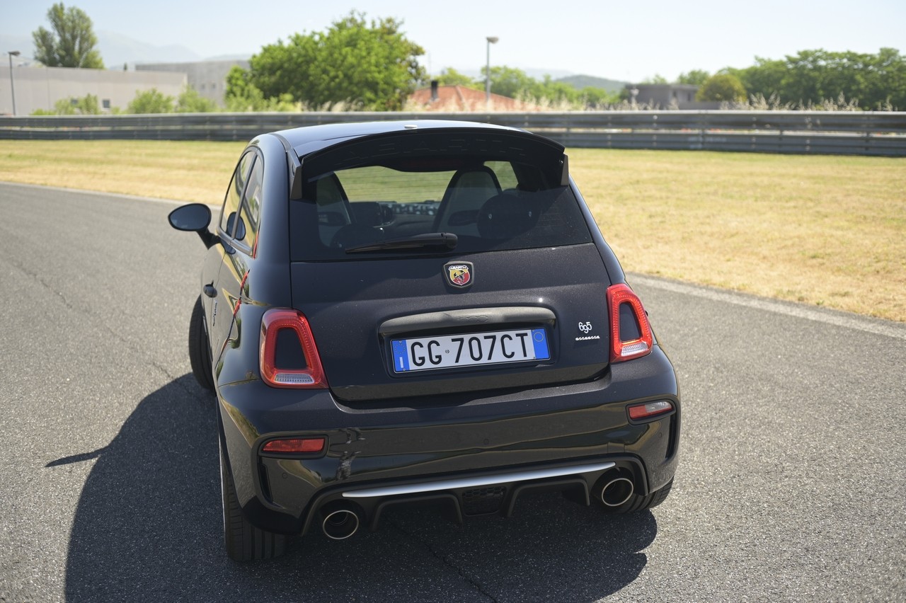 Abarth 695 Essesse: la prova su strada e in pista