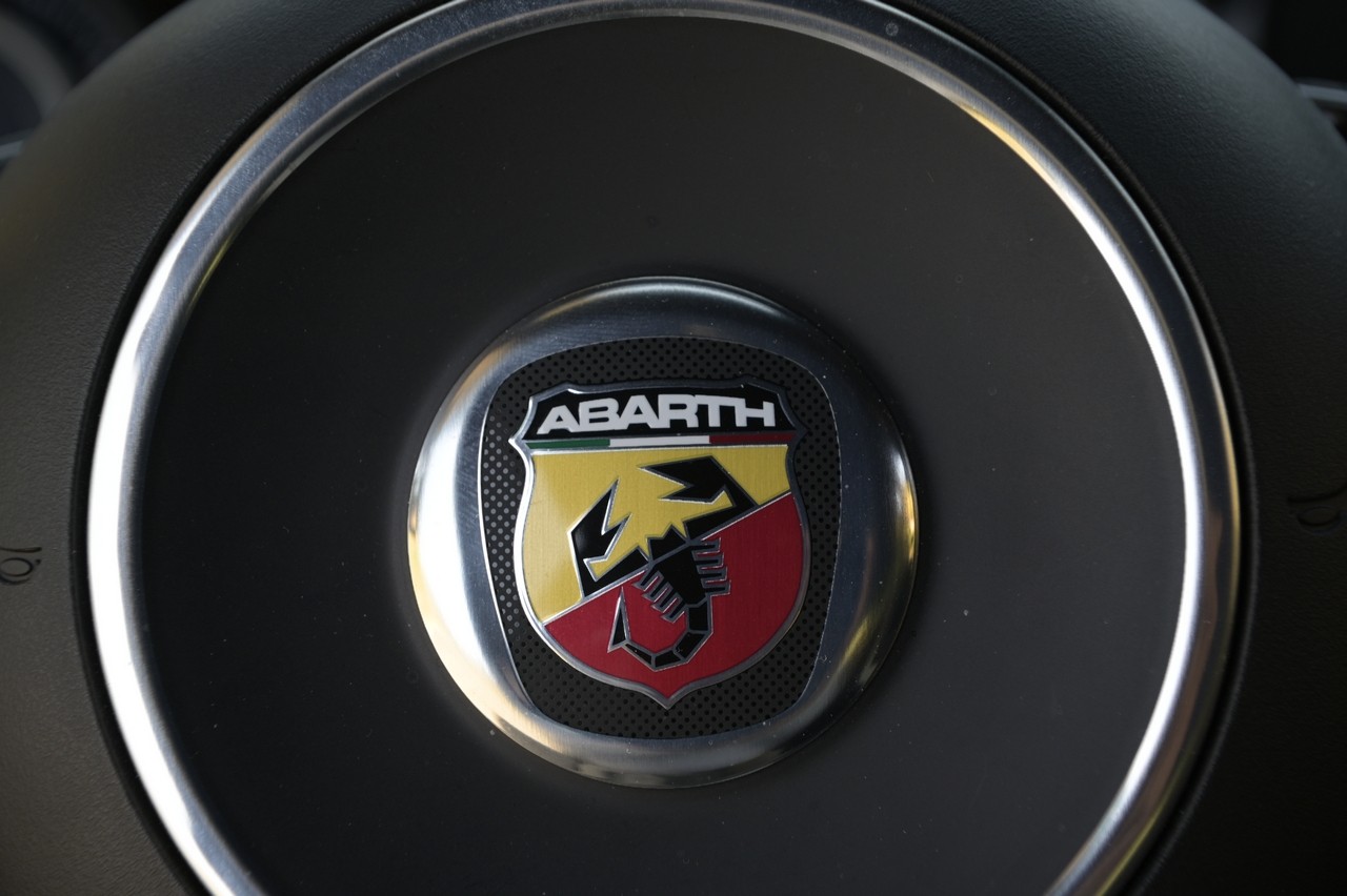 Abarth 695 Essesse: la prova su strada e in pista