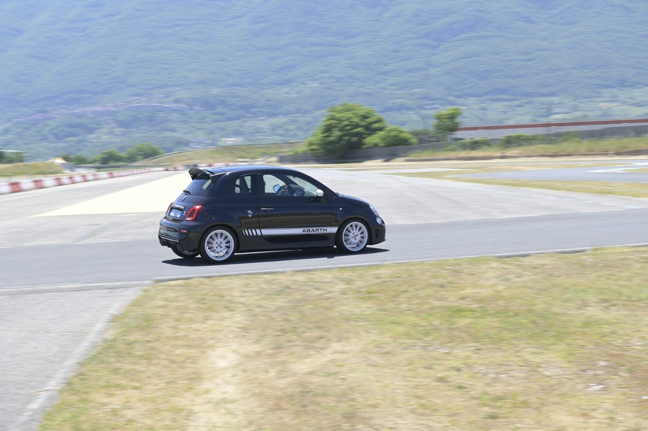 Abarth 695 Essesse: la prova su strada e in pista