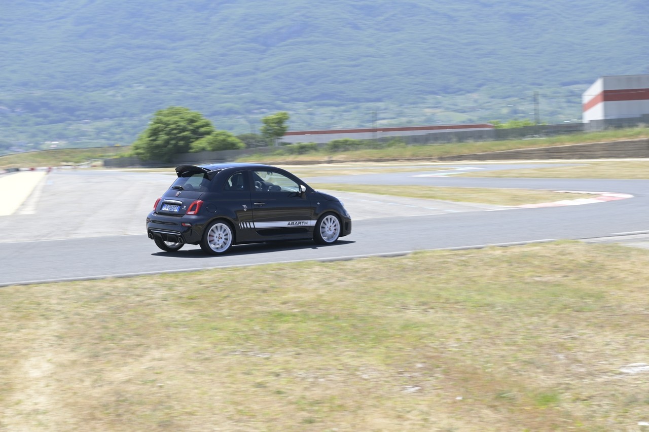 Abarth 695 Essesse: la prova su strada e in pista