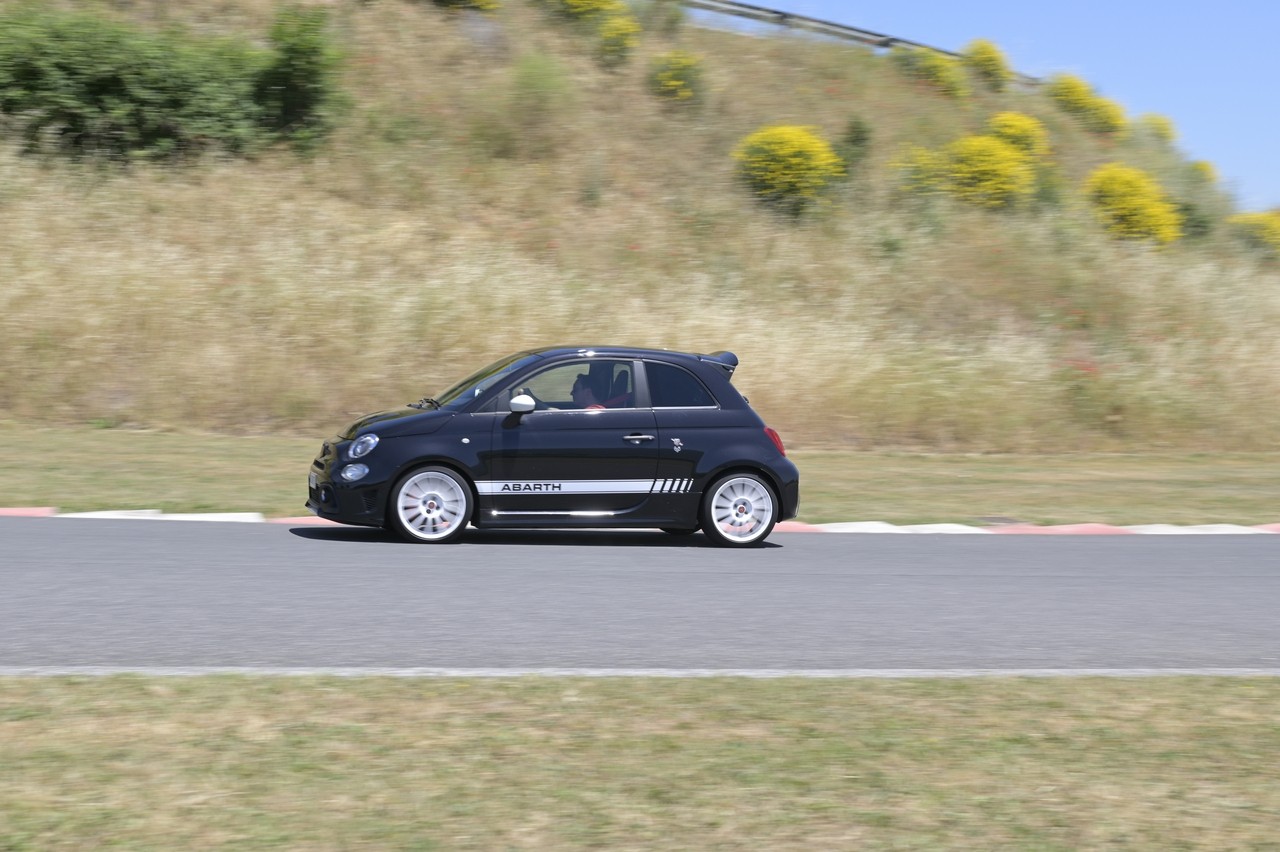 Abarth 695 Essesse: la prova su strada e in pista