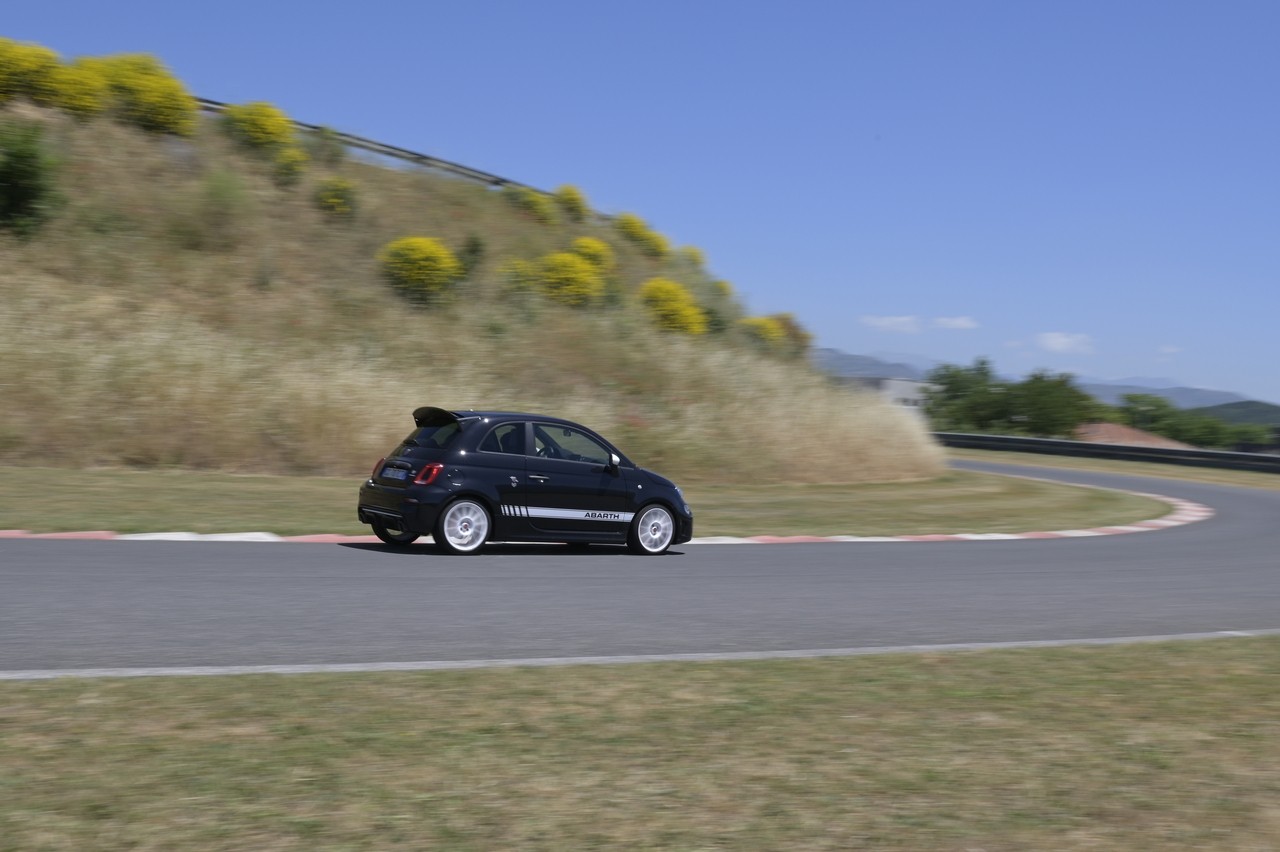 Abarth 695 Essesse: la prova su strada e in pista