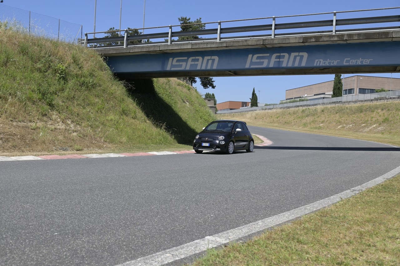 Abarth 695 Essesse: la prova su strada e in pista