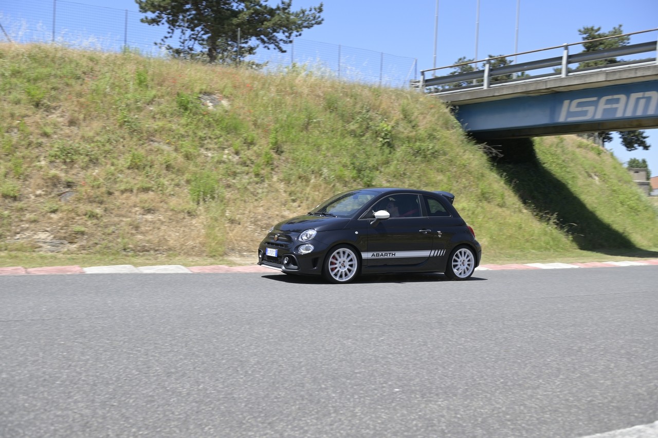 Abarth 695 Essesse: la prova su strada e in pista