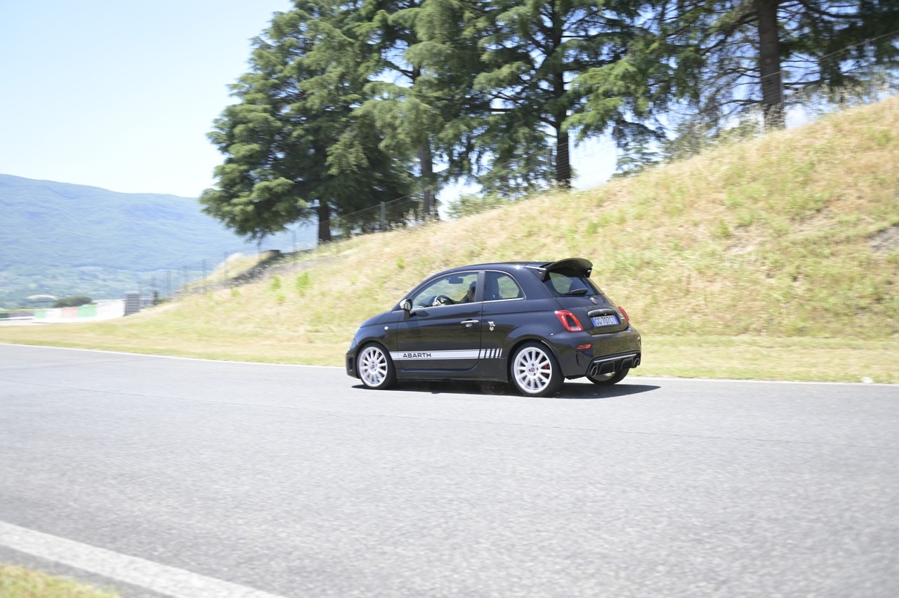 Abarth 695 Essesse: la prova su strada e in pista