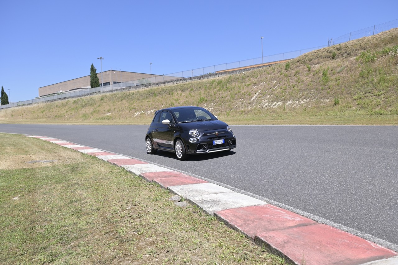 Abarth 695 Essesse: la prova su strada e in pista