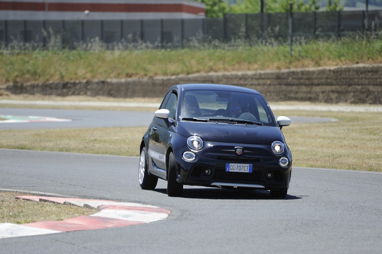 Abarth 695 Essesse: la prova su strada e in pista