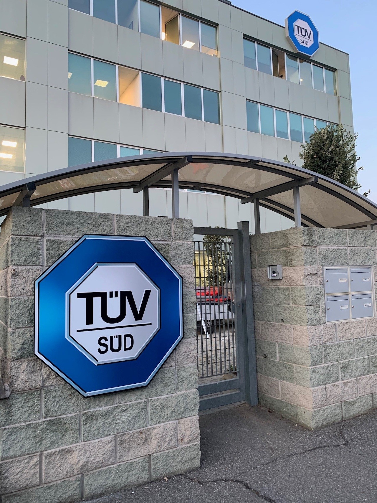 TÜV Italia: le foto ufficiali del nuovo laboratorio a Volpiano