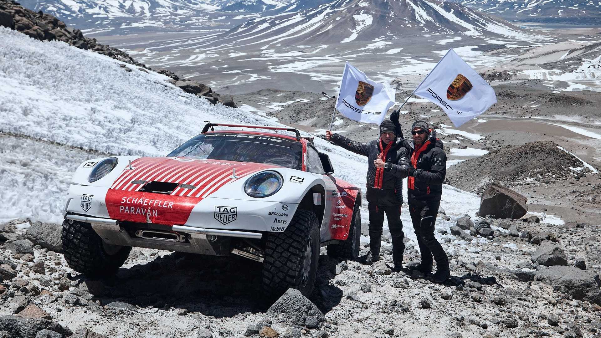 Porsche 911 sul vulcano Ojos: le foto ufficiali