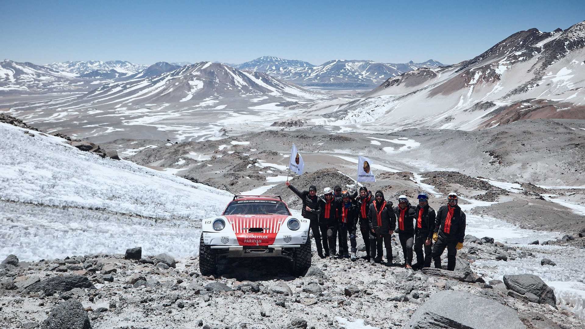 Porsche 911 sul vulcano Ojos: le foto ufficiali