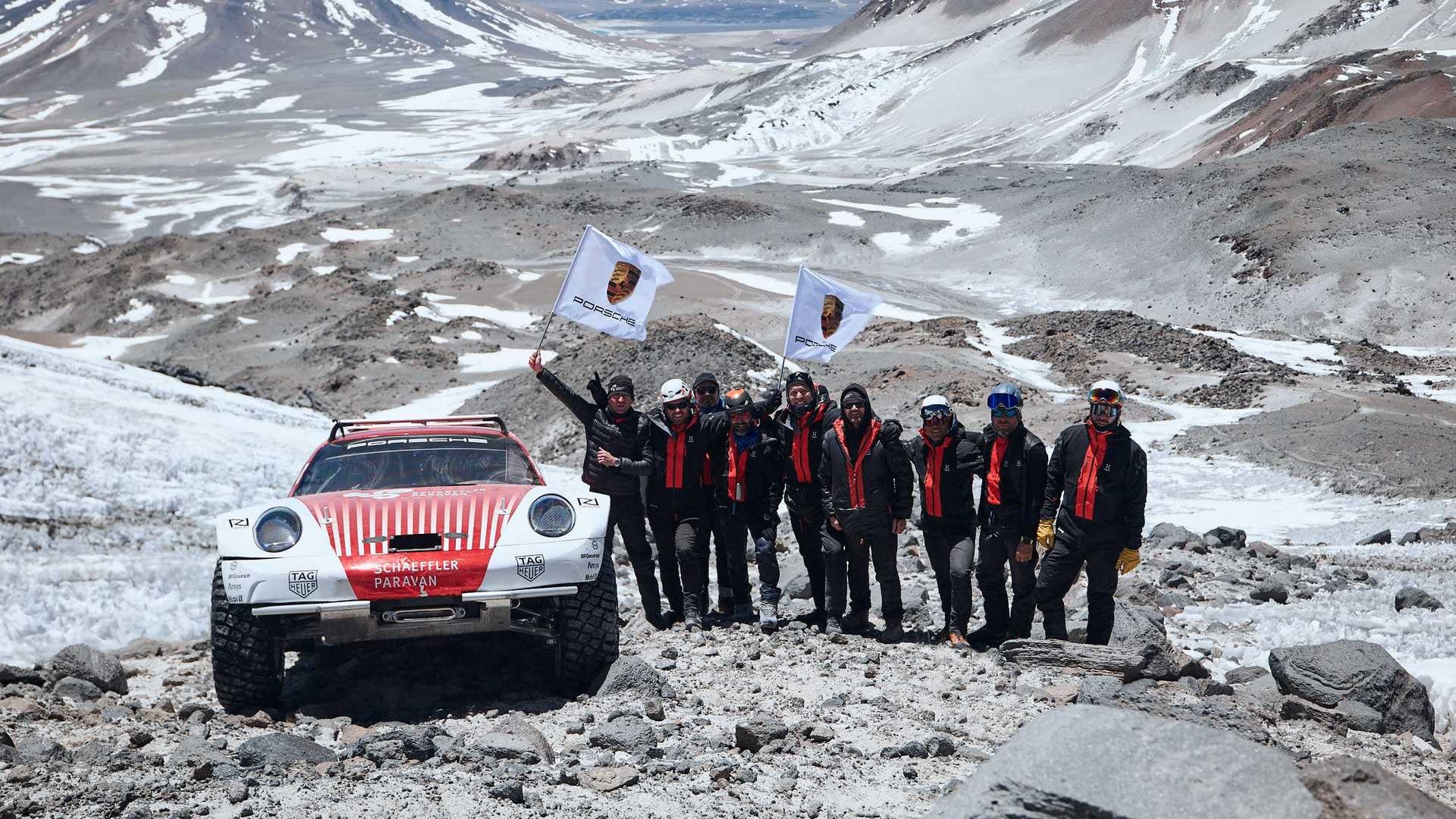 Porsche 911 sul vulcano Ojos: le foto ufficiali