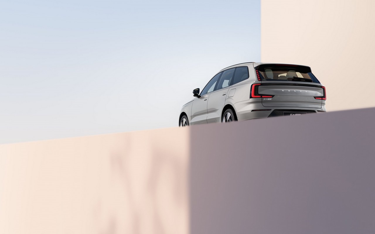 Volvo EX90: le immagini ufficiali