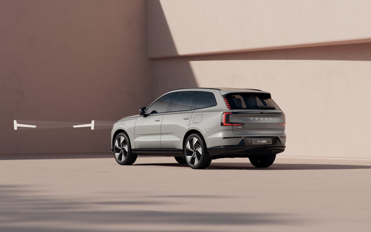 Volvo EX90: le immagini ufficiali