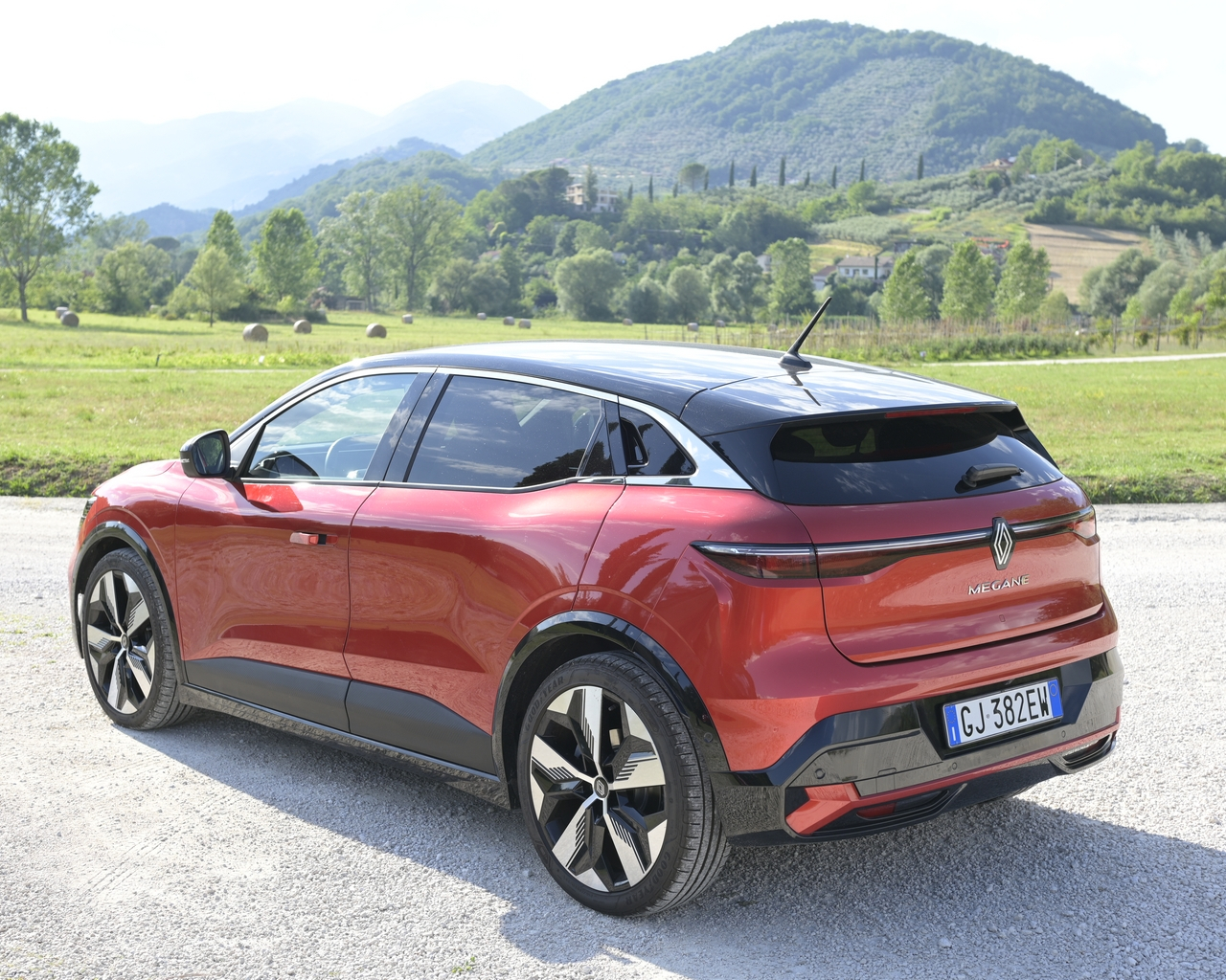 Renault Megane E-Tech: prova su strada