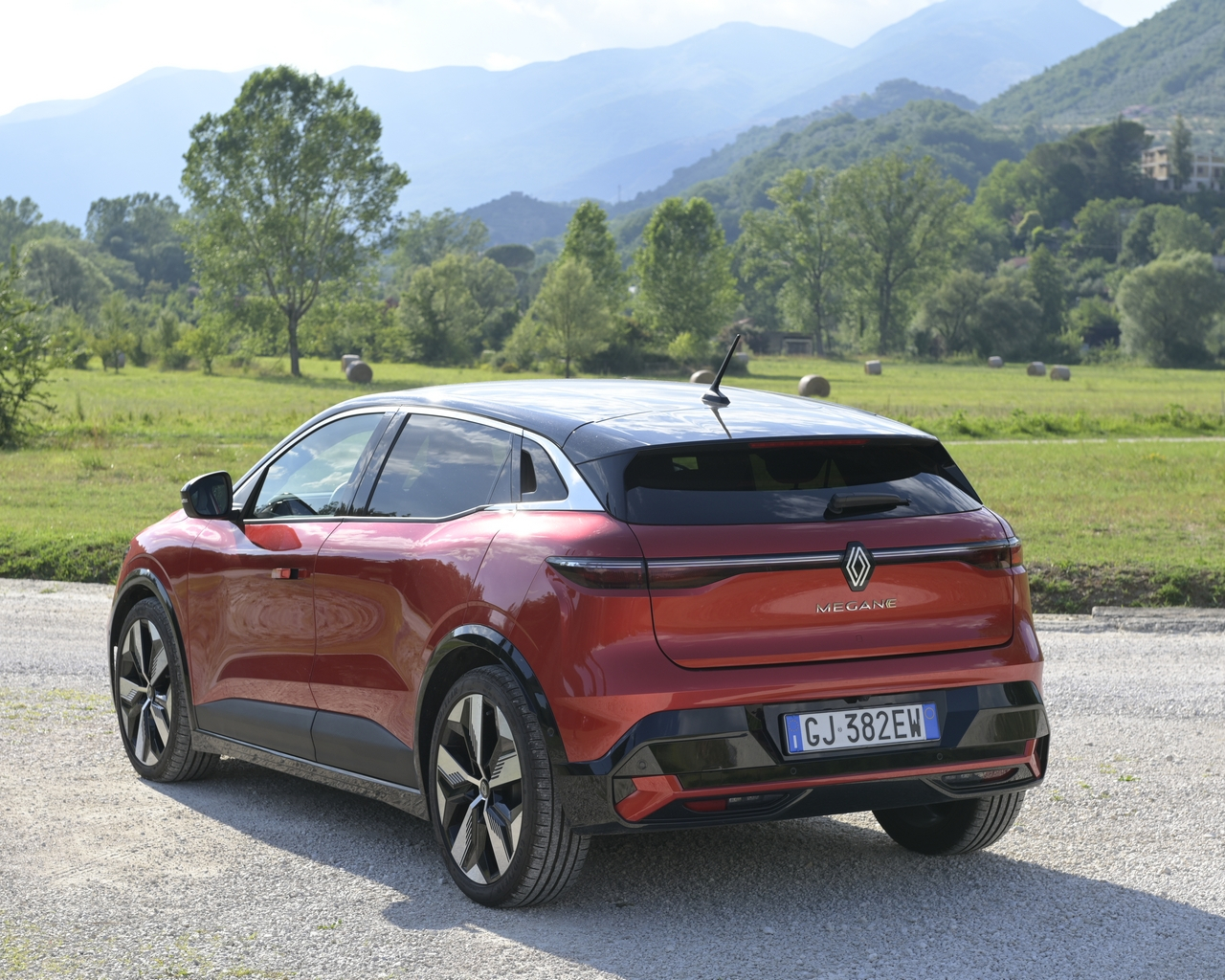 Renault Megane E-Tech: prova su strada