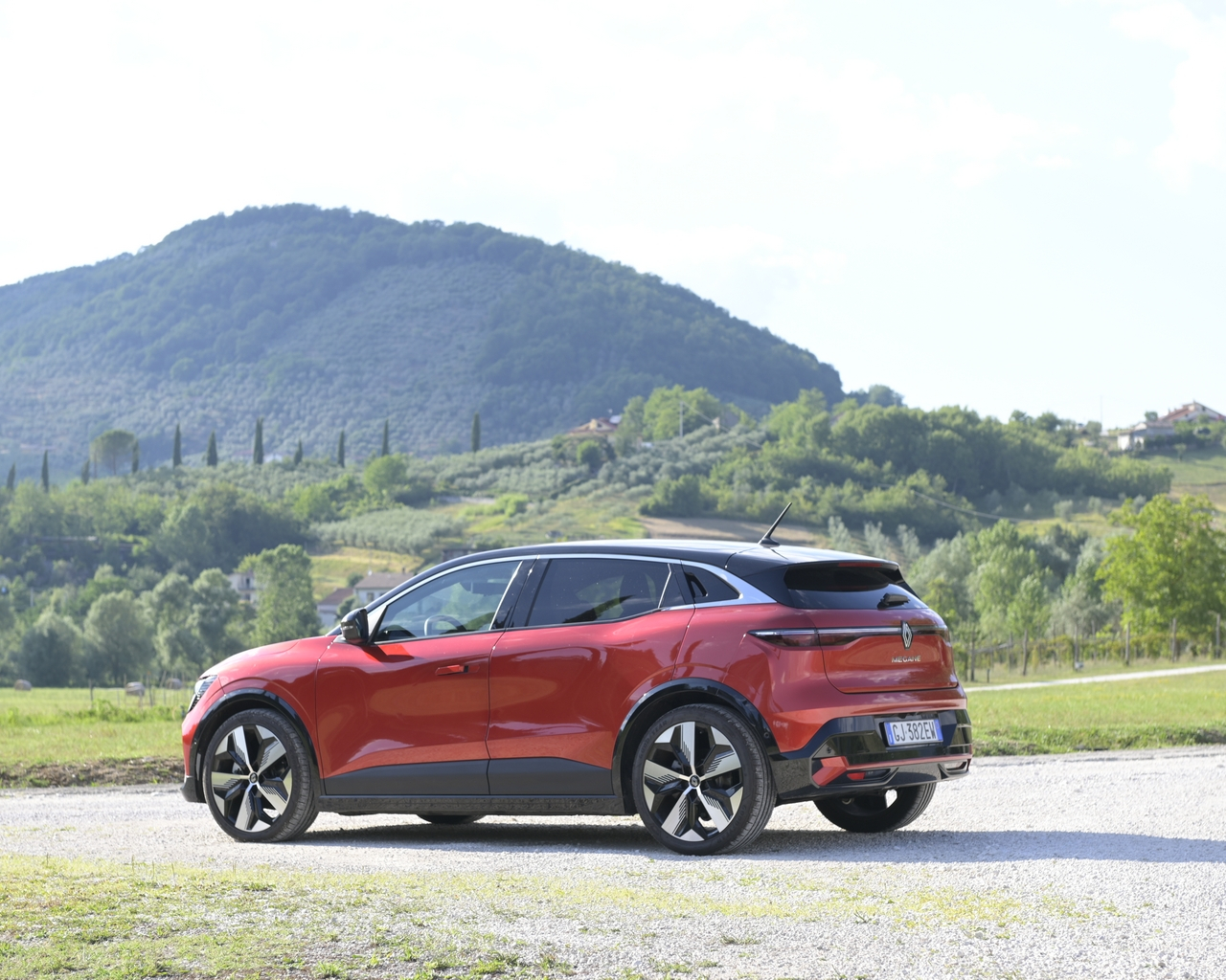 Renault Megane E-Tech: prova su strada