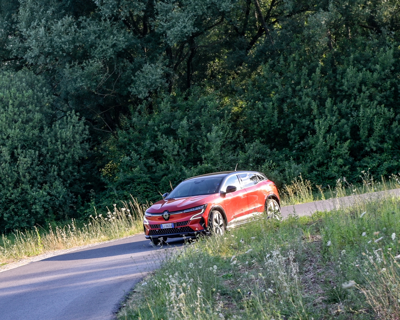 Renault Megane E-Tech: prova su strada