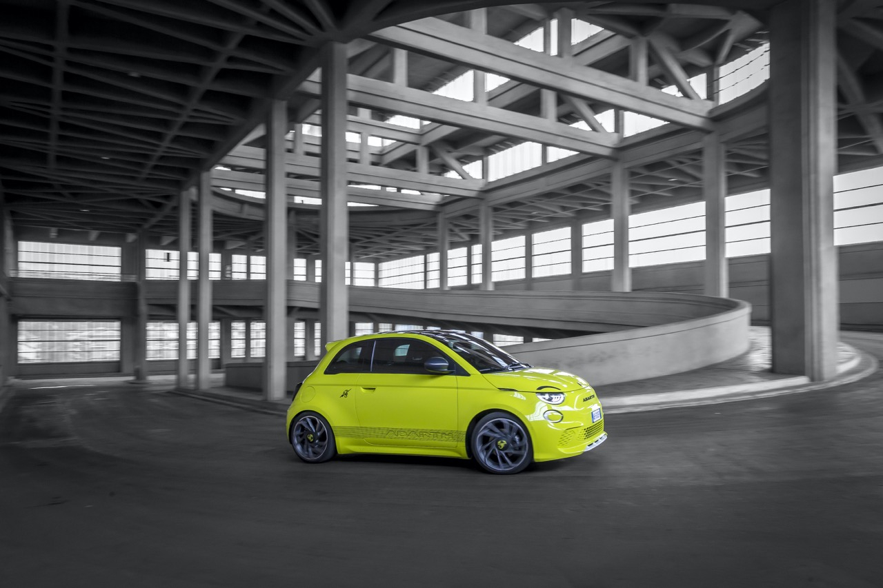 Abarth 500e: immagini ufficiali