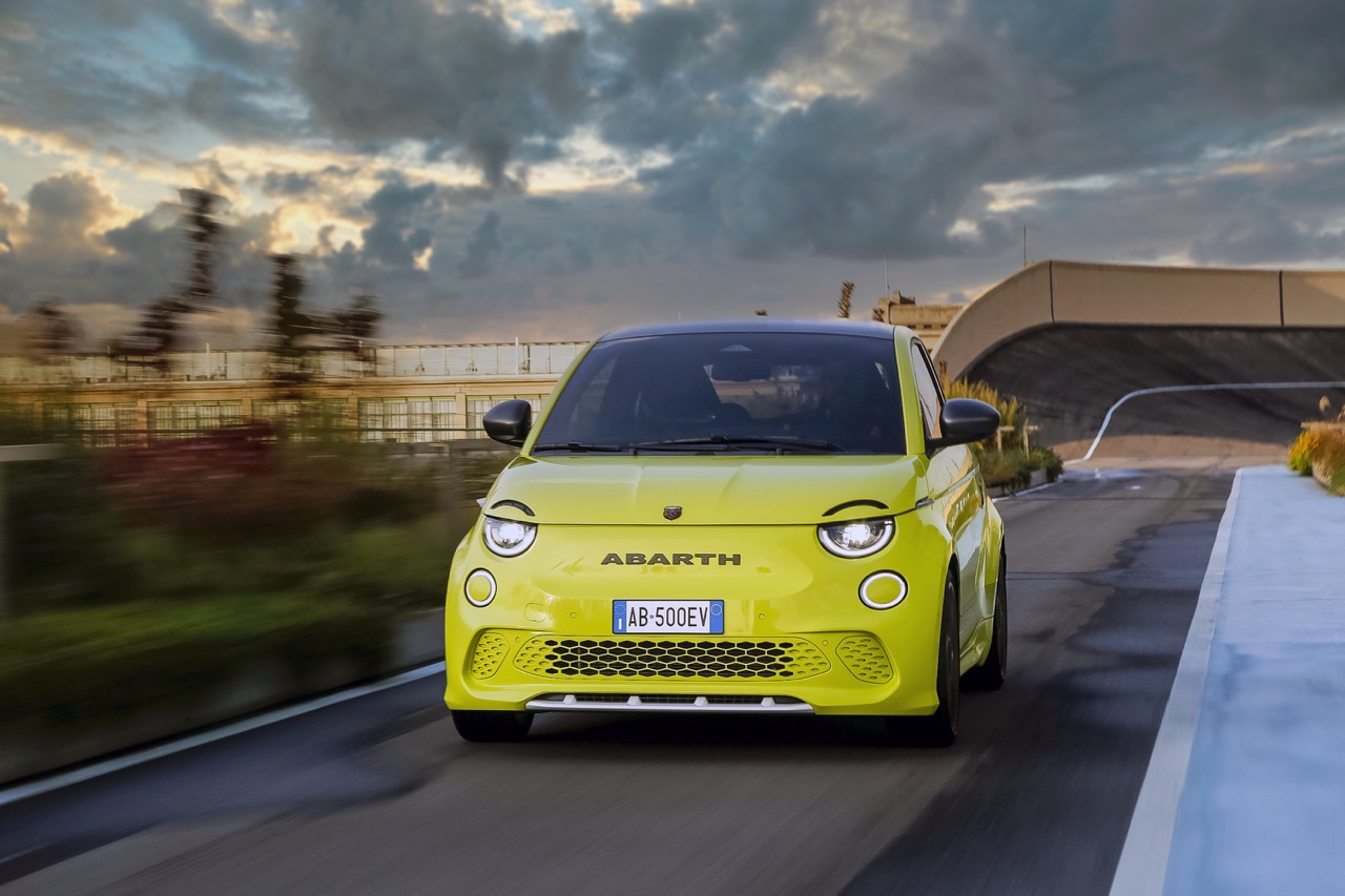 Abarth 500e: immagini ufficiali