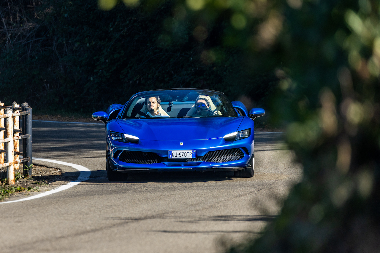 Ferrari 296 GTS: le foto della prova su strada