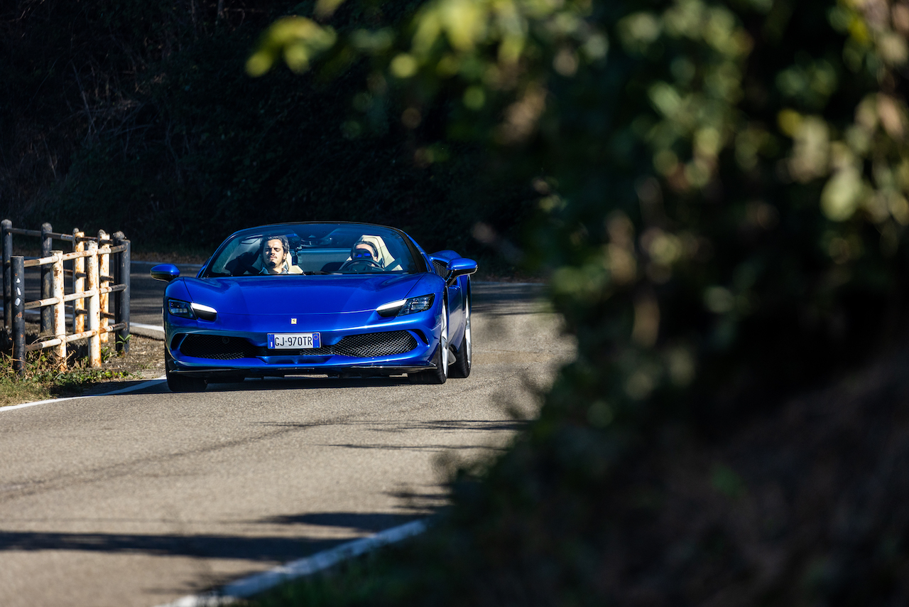 Ferrari 296 GTS: le foto della prova su strada