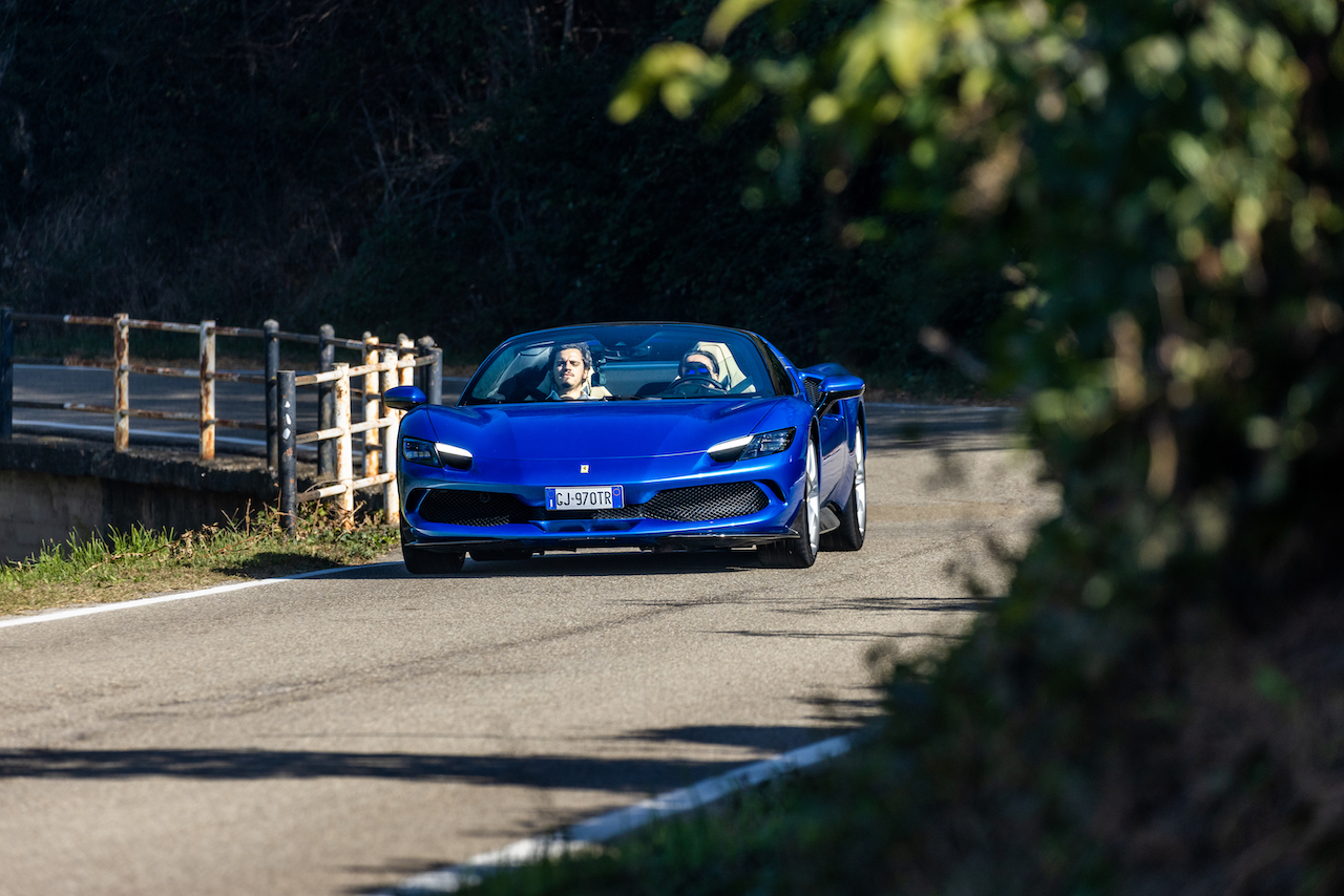 Ferrari 296 GTS: le foto della prova su strada