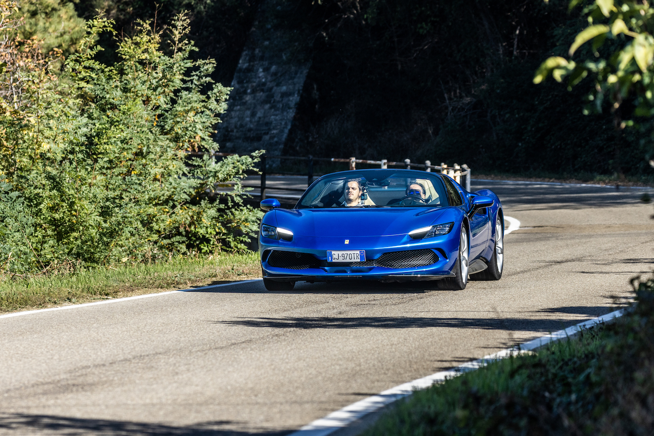 Ferrari 296 GTS: le foto della prova su strada