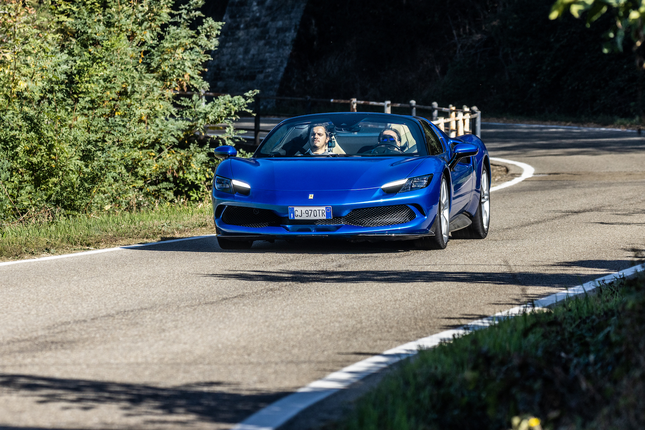 Ferrari 296 GTS: le foto della prova su strada