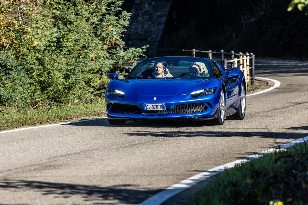 Ferrari 296 GTS: le foto della prova su strada