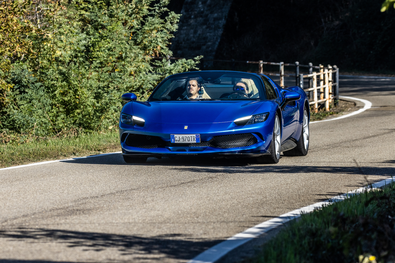 Ferrari 296 GTS: le foto della prova su strada